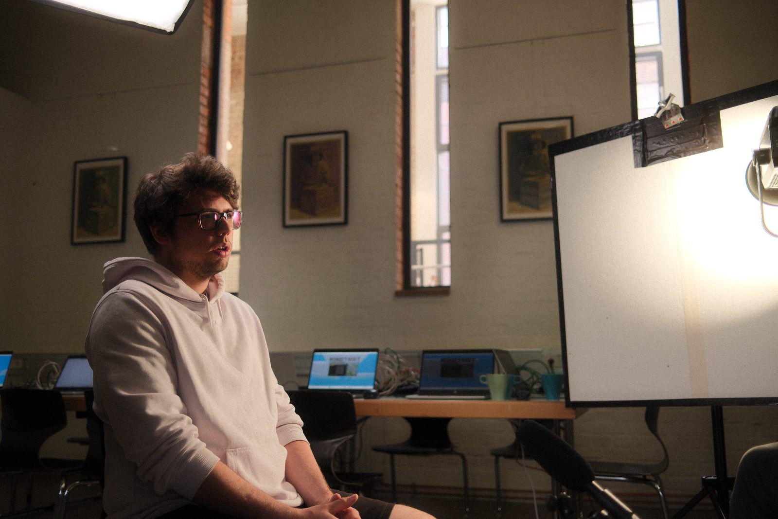 Interviewaufbau in einem hellen Saal: eine Person sitzt im Licht der Softbox