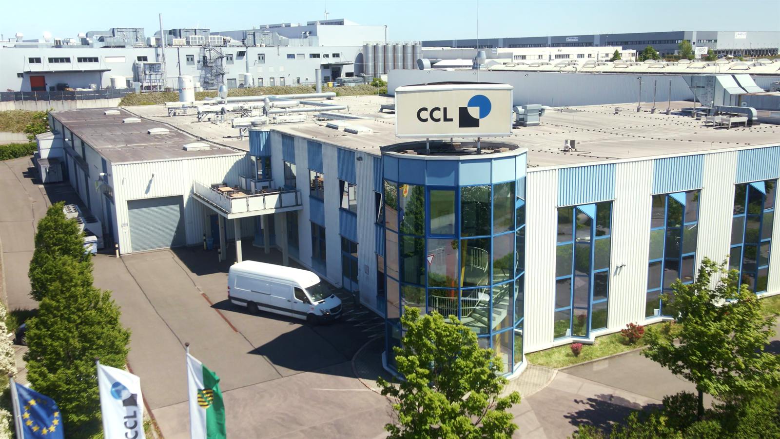 Luftaufnahme des CCL-Werks in Meerane mit Bürogebäude und Parkplatz