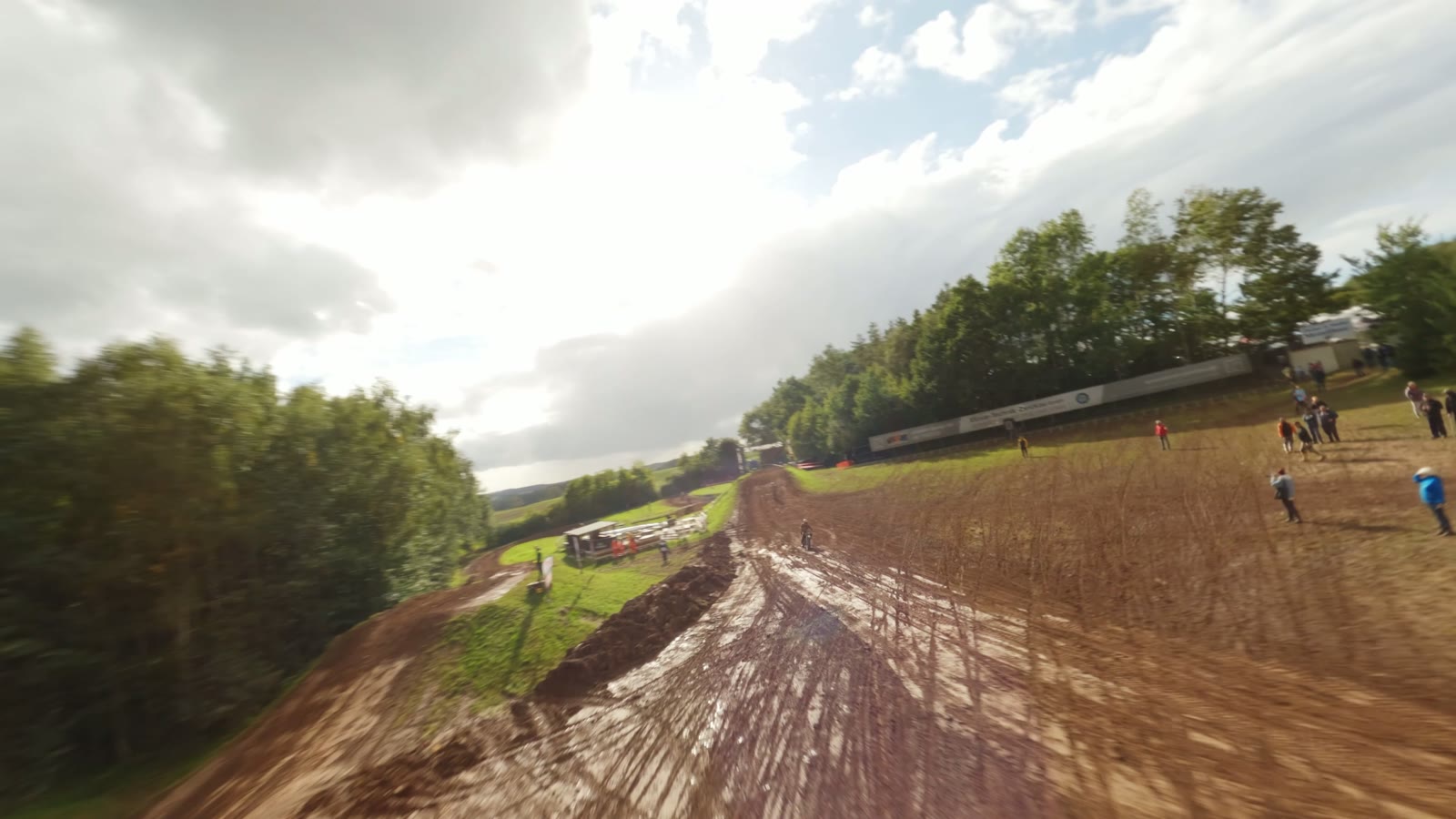Blick über die Strecke unter Wolkenhimmel, Fahrer in der Ferne