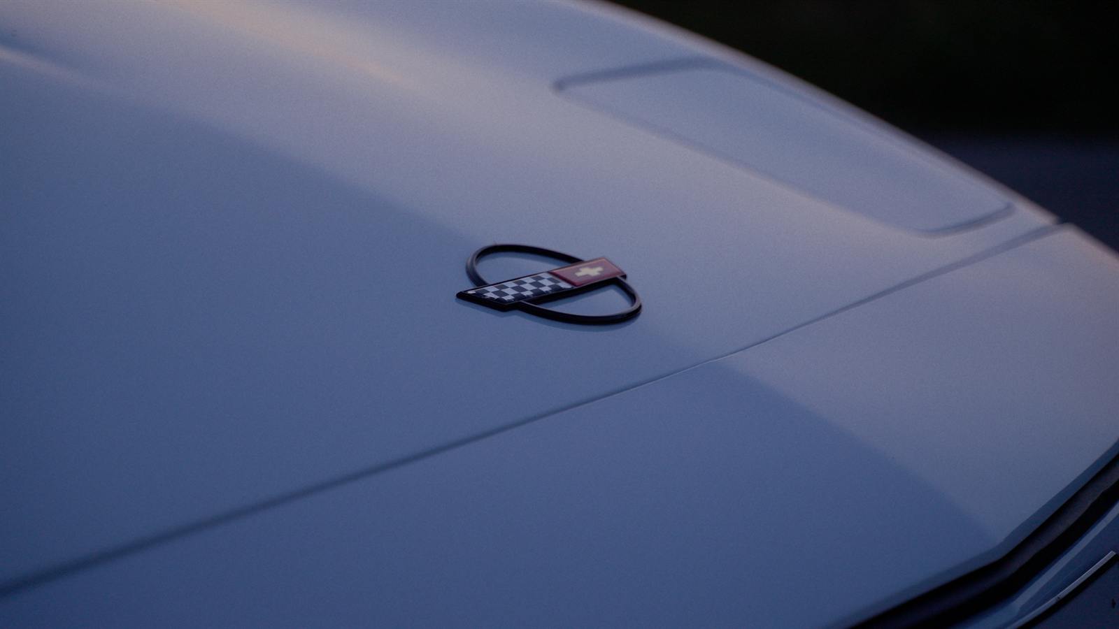 Schlüsselbund auf der weißen Motorhaube der Corvette
