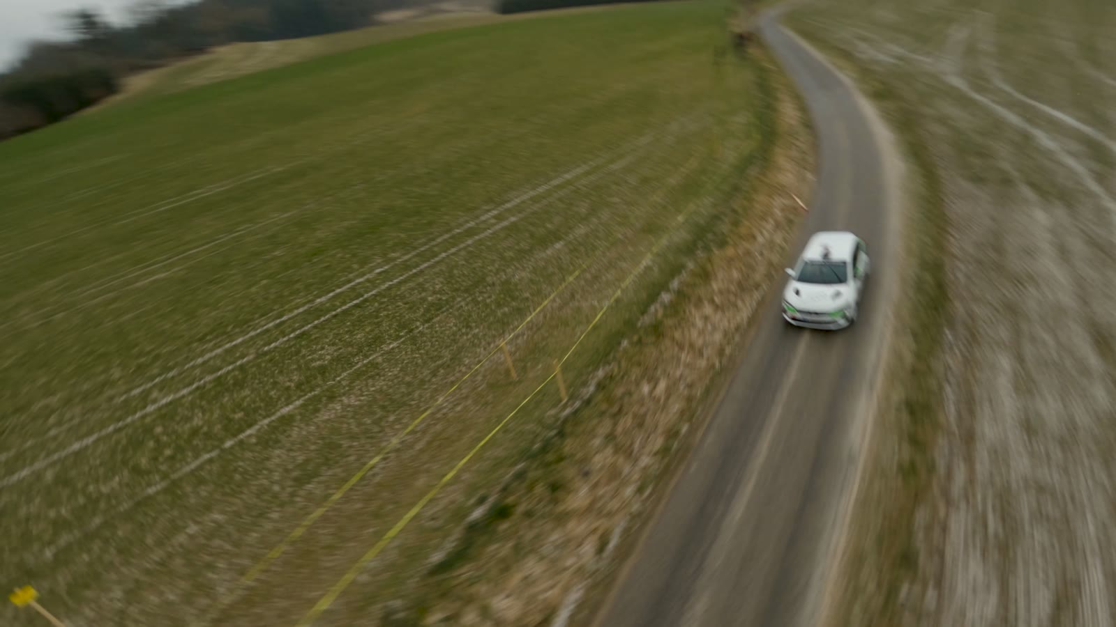 Luftaufnahme: der Wagen nimmt eine Kurve auf dem Feldweg